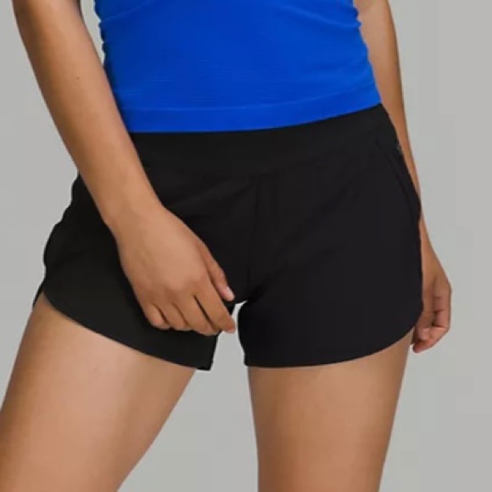 LIKE NEW LuluLemon Tracker Low-Rise Lined Short 4"